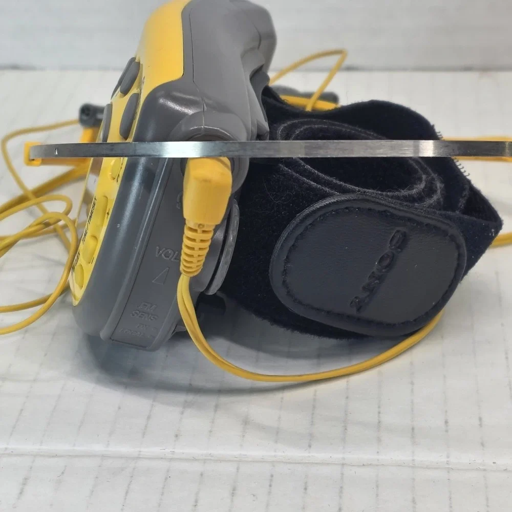 Vintage Sony Sports Walkman FM/AM Radio‎ SRF-M78 w/ MDR-W10 Yellow Headphones